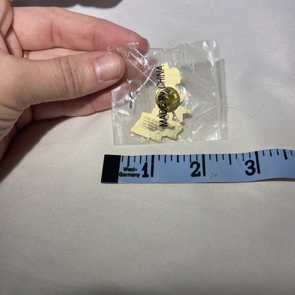 Vintage Dewar’s Scotch “Dewar’s Rocks” Pin New in Package Bar Promo Collectible - Picture 3 of 3